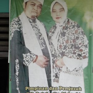 KH.SHOLAHUDIN BERSAMA ISTRI PIMPIN PONPES HIDAYATUT TAQWA AL-HASANAH