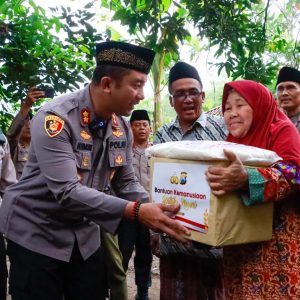 Kapolres Jombang Bagikan 100 Paket Sembako Kepada Warga Kurang Mampu 