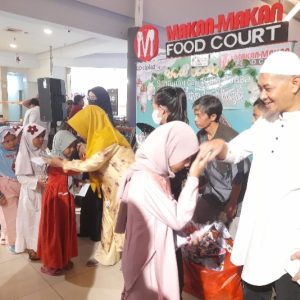 Momen Ramadhan, Owner Makan Makan Foodcourt Ciplaz Berikan Santunan Anak Yatim dan Dhuafa