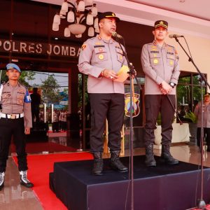 Tradisi Pedang Pora Iringi Pisah Sambut Kapolres Jombang