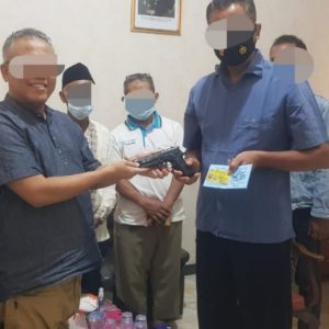 Viral Foto Pengusaha Outsourcing Serahkan Senpi Jenis Air Gun Ke Salah Satu Anggota Polsek Perak