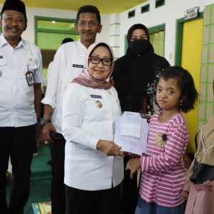 278 Anak Desa Kepatihan Gembira Menerima Bantuan Seragam Sekolah