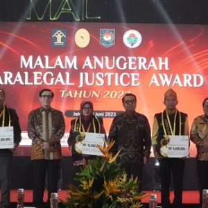 MENKUMHAM: PARALEGAL JUSTICE AWARD, APRESIASI NEGARA KEPADA KEPALA DESA/ LURAH YANG SELESAIKAN SENGKETA HUKUM