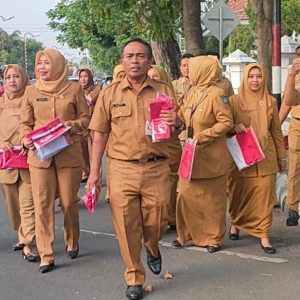 Staf Sekretariat DPRD Kabupaten Jombang Bagikan 200 Bendera Merah Putih 